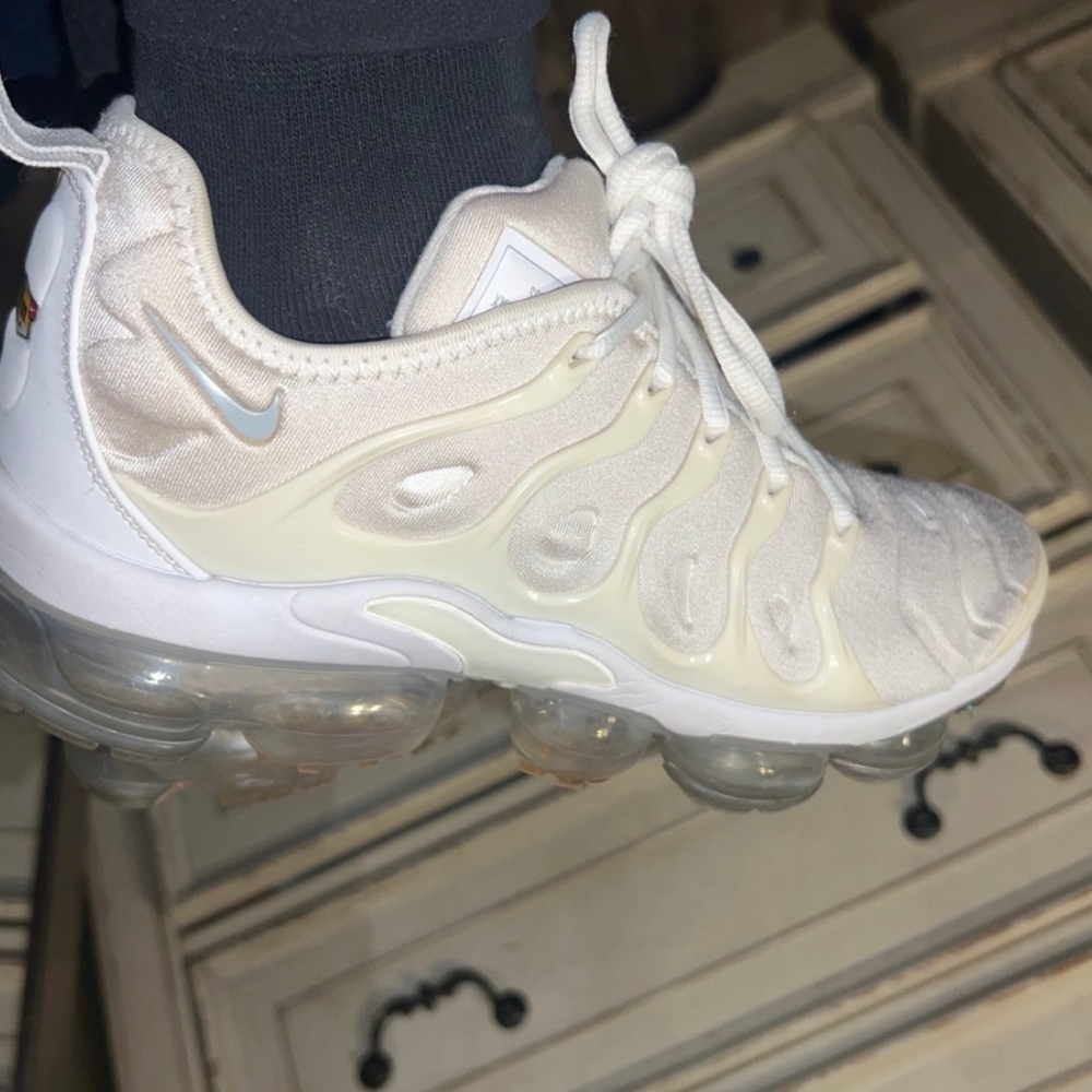 NIKE VAPORMAX Nike White Sneakers with Air-Cushioned Sole